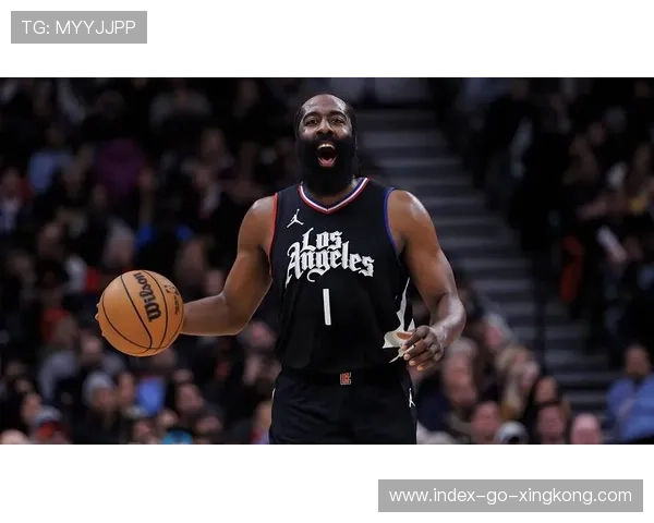 快船底角三分命中，主场直接起立